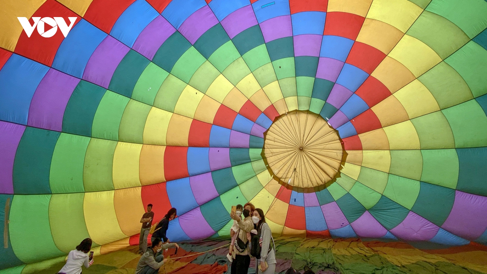 “Get on Hanoi 2022” hot-air balloon festival enthralls visitors